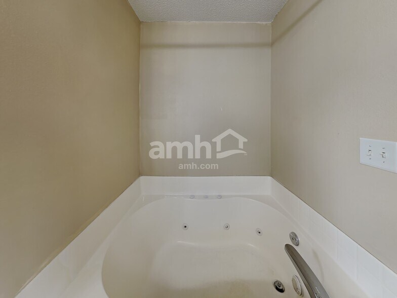 Building Photo - 6063 Bannister Ct