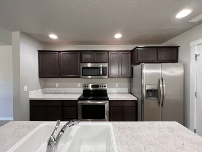 Building Photo - Beautiful Home Tucked In A Great Neighborhood