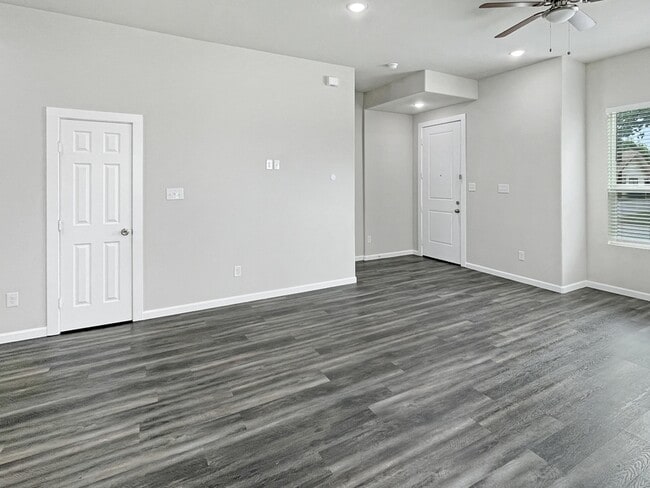 Building Photo - 3213 Chenault St