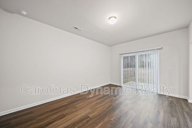 Building Photo - 916 S Battleground Ave