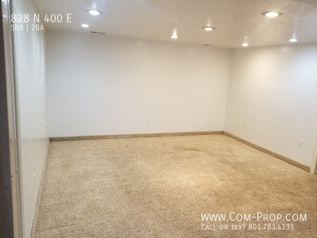 Building Photo - 828 400 E