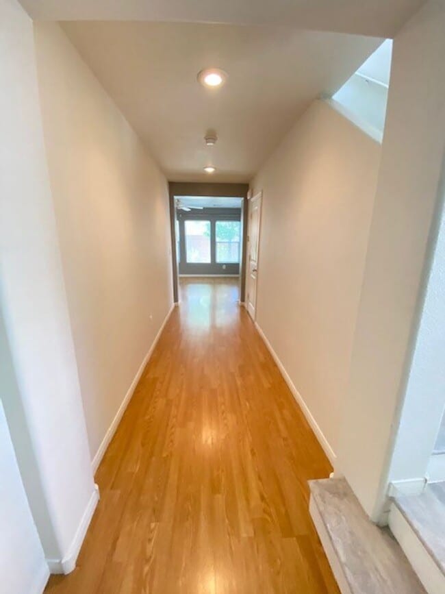 Building Photo - Unique Single Family 2/2 home