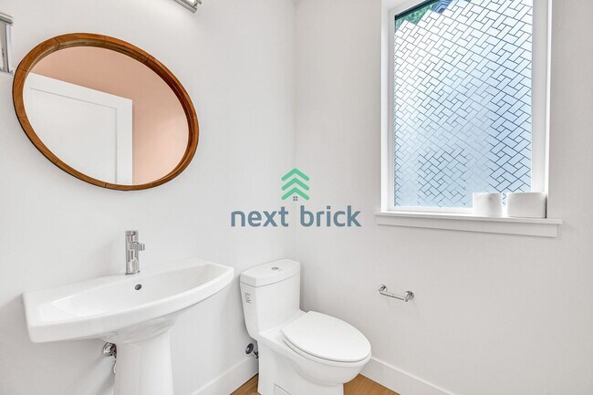 Building Photo - 2 bed and 2.5 bath Modern Townhome Downtow...