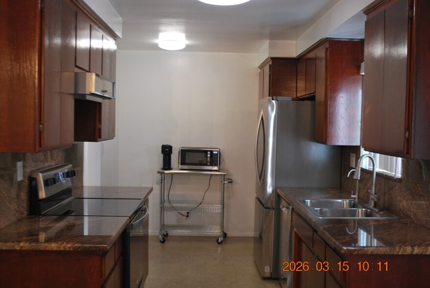 Spacious kitchen Stainless Steel appliances - 612 N Louise St