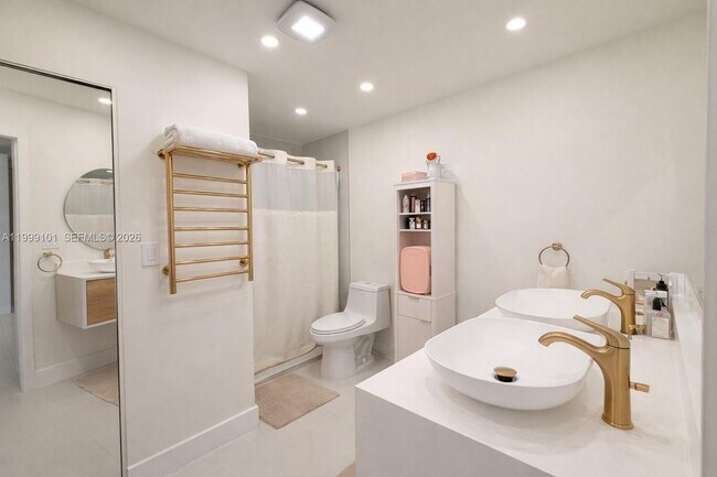 Building Photo - 769 Banks Rd