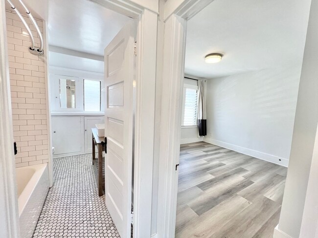 Building Photo - Charming Rose Park Home | 3 Bedrooms | In-...
