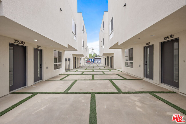 Building Photo - 2700 Fletcher Dr