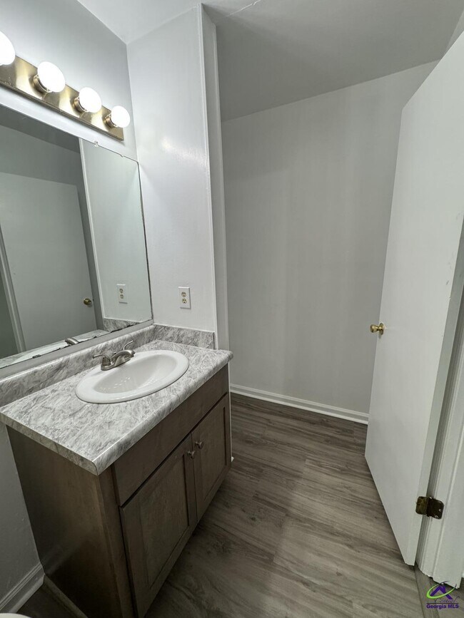 Building Photo - 120 Springwood Dr