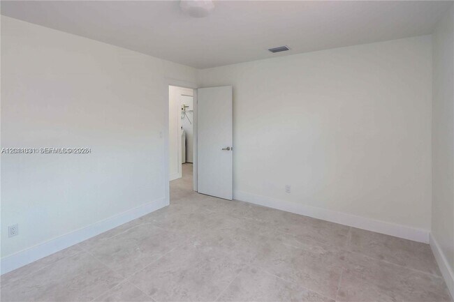 Building Photo - 2943 SW 36th Ave