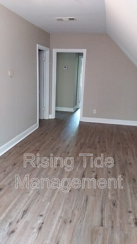 Building Photo - 229 Pinewood Ave