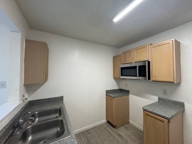Building Photo - Nice One Story 3 Bedroom 2 Bath Home Backi...