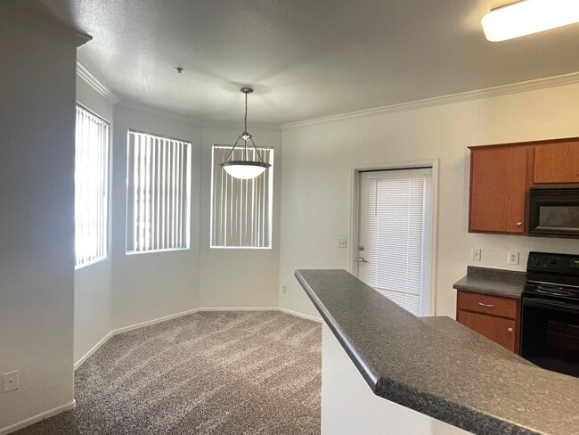 Building Photo - MOVE IN SPECAIL OAC-NEW CARPET AND PAINT, 2 bed/2 bath/ 1 CG/ Overlooking beautiful pool