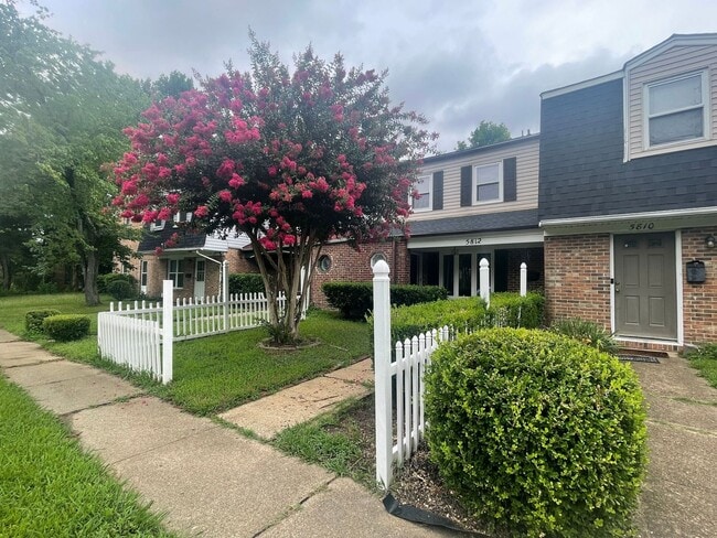 Primary Photo - The Perfect 3 Bed, 1.5 Bath Cozy Townhouse