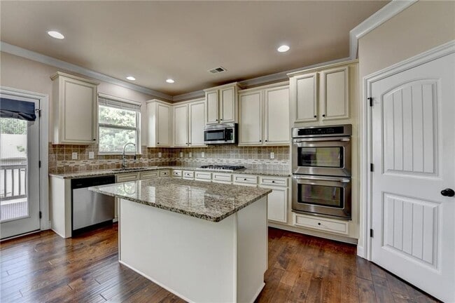 Building Photo - 2930 Blake Towers Ln