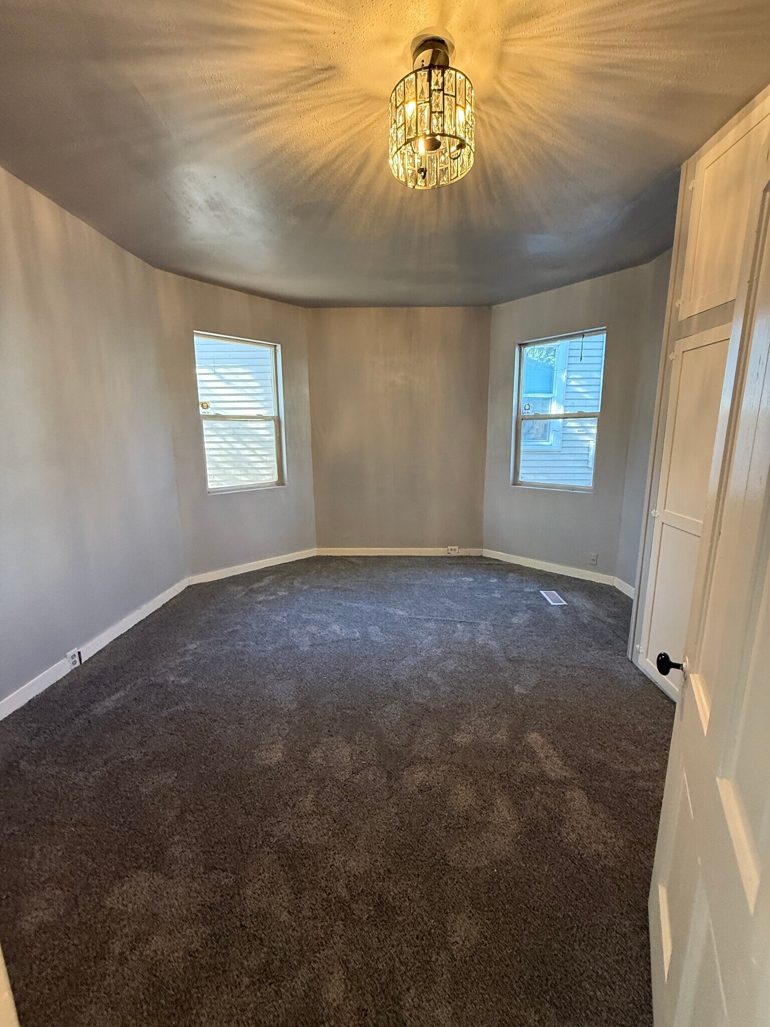 Master bedroom - 1504 W Dean Ave