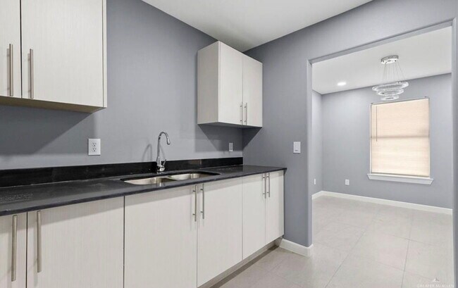 Building Photo - 1421 W Harrison Ave