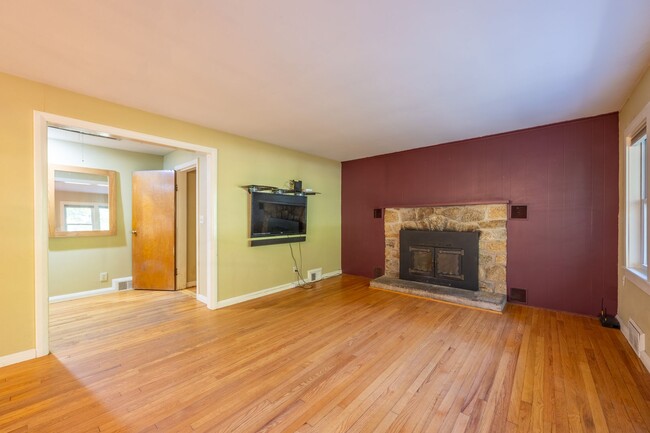 Building Photo - 3-Bedroom Ranch with Updated Kitchen