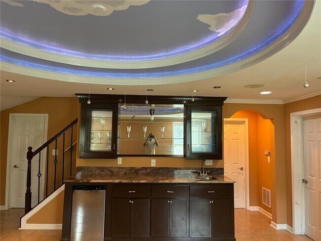 Building Photo - 1880 Manor View