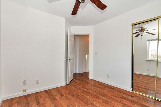 Building Photo - 805 Hawk Ct