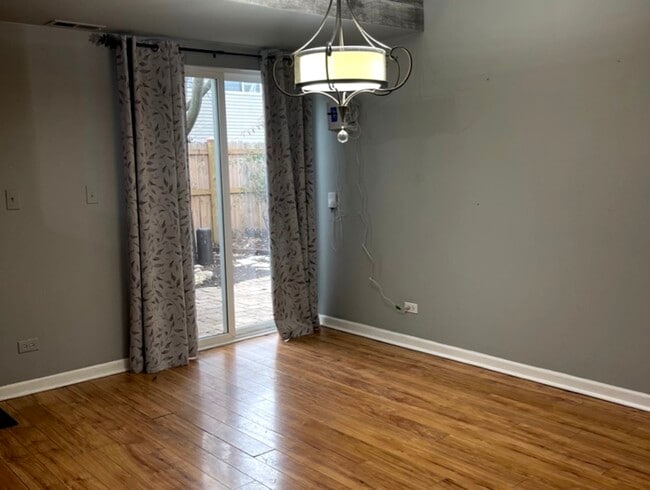 Building Photo - 939 Symphony Dr