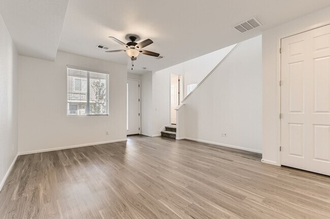 Building Photo - Stunning 3 Bed 2 1/2 Bath in Aurora!