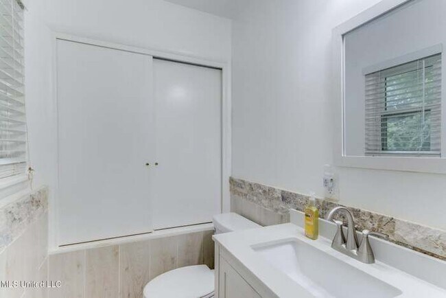 Building Photo - 15305 Northwood Dr