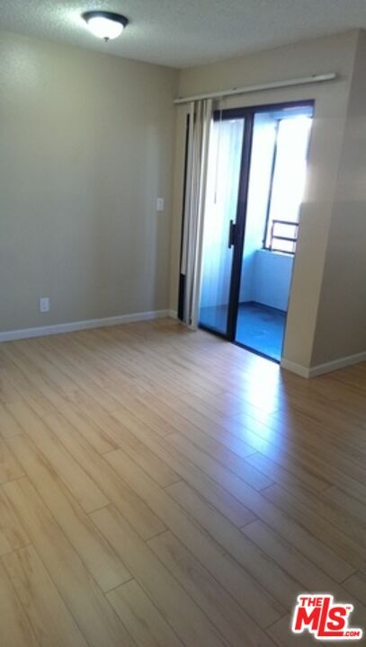 Building Photo - 411 N Kenmore Ave