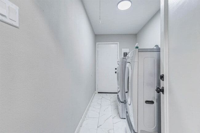 Building Photo - 5439 Lymbar Dr