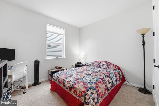 Building Photo - 615 Clover Ln