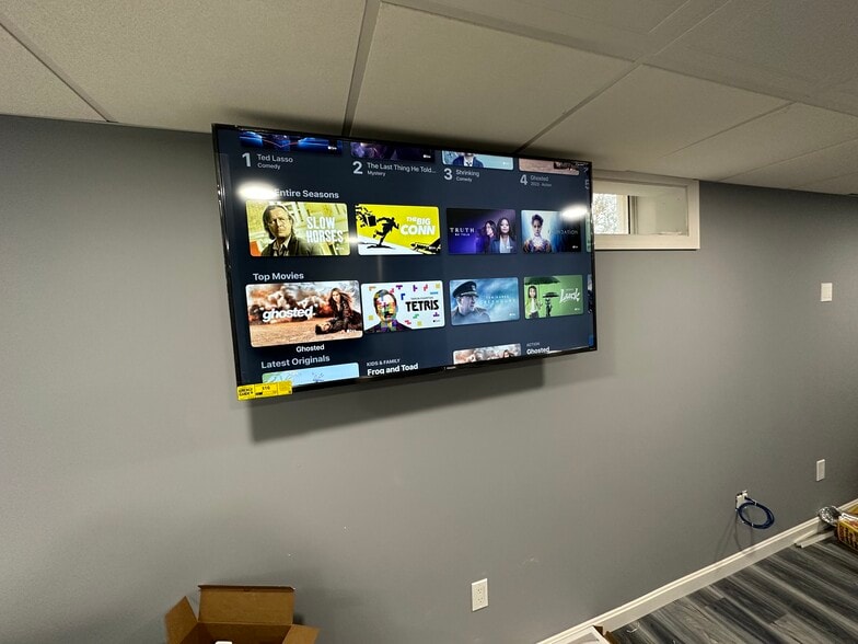 2 Gig Super fast internet and 55” Smart TV with Apple TV and Cable - 122 Allen Ave