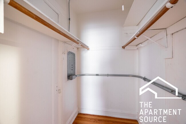 Building Photo - 3257 W Wrightwood Ave