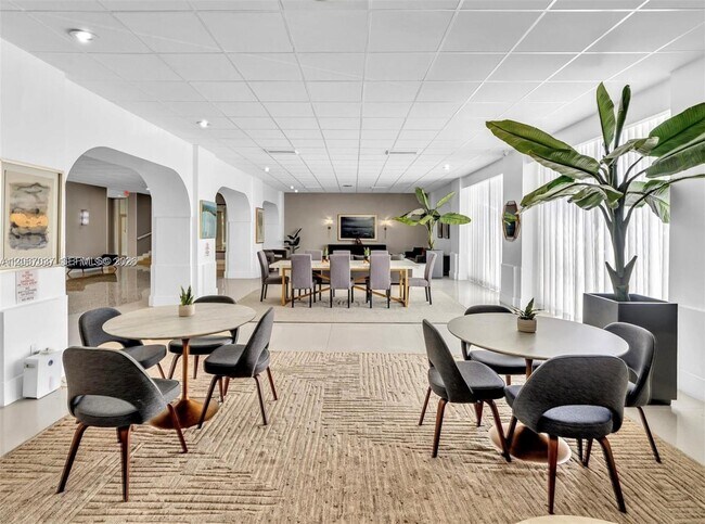 Building Photo - 3140 S Ocean Dr