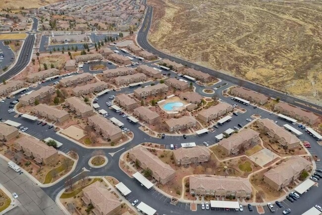 Building Photo - 3 Bedroom Townhome with Private Patio
