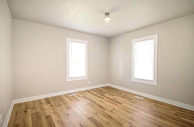 Building Photo - 2 bed 1 bath MOVE-IN READY & SO CUTE