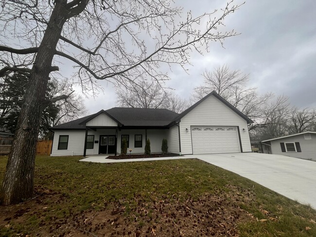 Building Photo - 1020 Crestland Ave