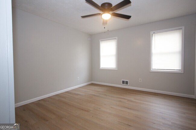 Building Photo - 948 Waverly Ct