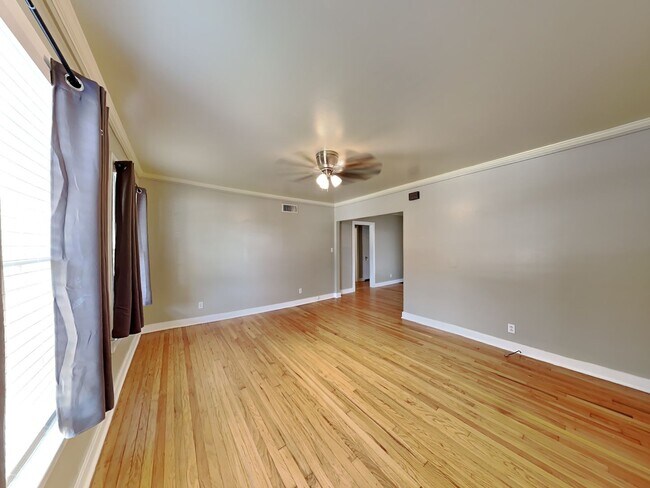 Building Photo - SUPER CUTE UNIT!