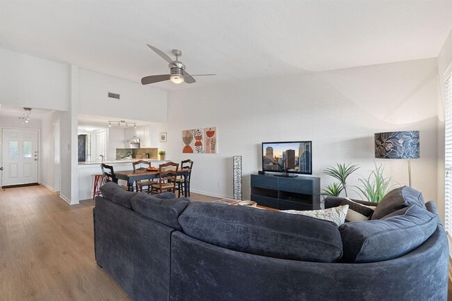 Building Photo - 1101 Hollow Creek Dr