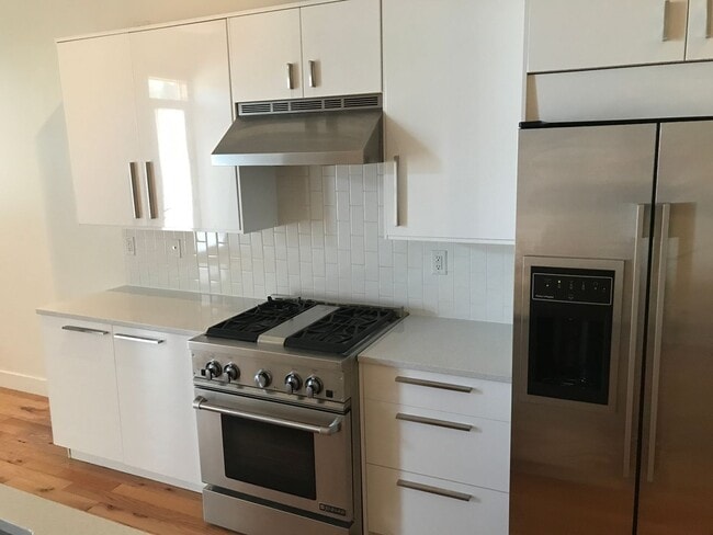 Building Photo - Beautiful 2 Story Apartment