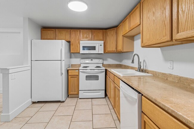 Building Photo - Bright Cozy Home w/ Deck & Yard Near Des M...