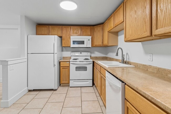 Building Photo - Bright Cozy Home w/ Deck & Yard Near Des Moines Marina