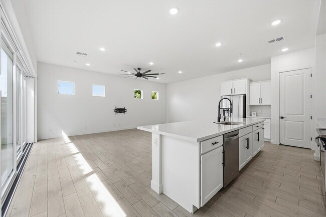 Building Photo - 2452 E Lovebird Ln