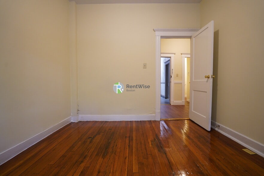 Building Photo - 161 Kelton St