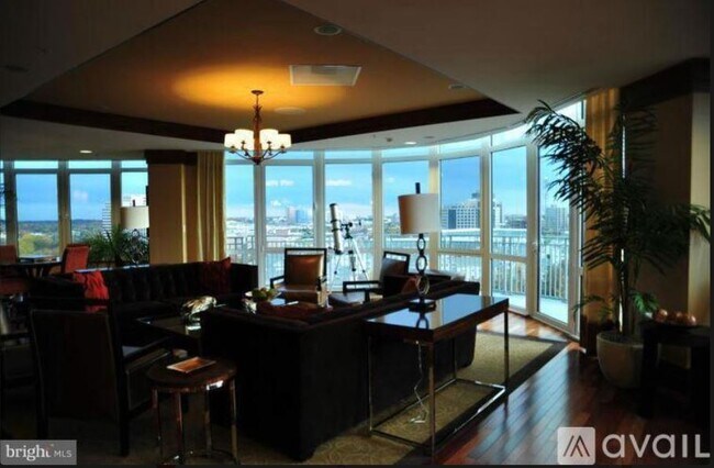 Building Photo - 8220 Crestwood Heights Dr