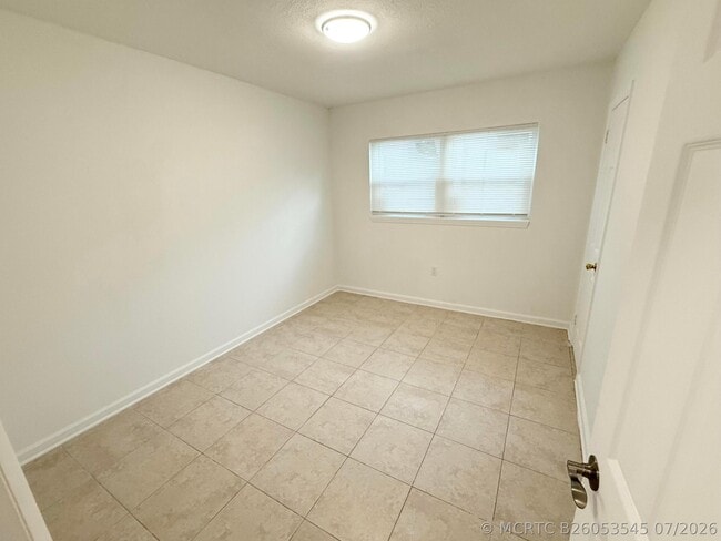 Building Photo - 912 SE Tarpon Ave