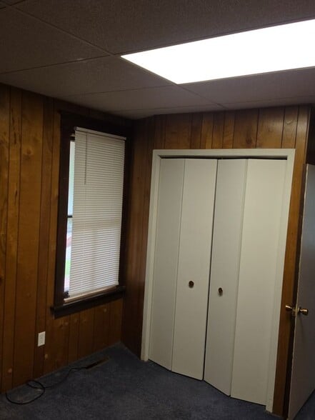 Building Photo - 427 N Oak Ave