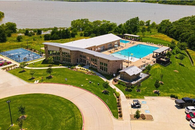 Building Photo - Luxury Home on the Lake - Resort Style Liv...