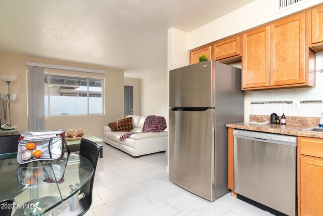 Building Photo - 532 W La Jolla Dr