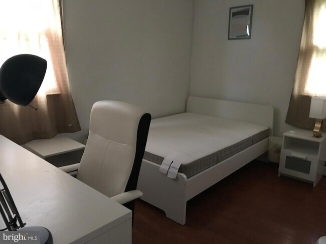 Building Photo - 215 Murray Rd