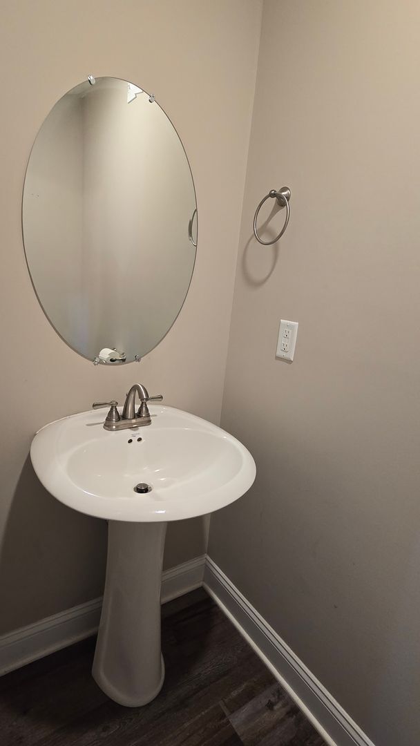 Building Photo - Beautiful 3 BDS 2 BA with fenced in yard